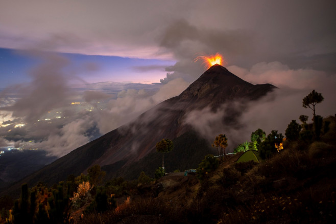 Vulcanul Fuego din Guatemala a intrat în faza de erupție. Cel mai mare aeroport a fost închis