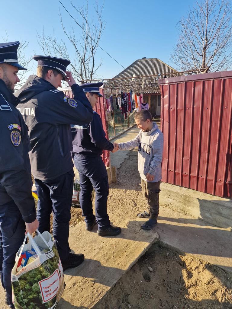 POLIȚIȘTII PĂȘCĂNENI AU FOST AJUTOARELE LUI MOȘ CRĂCIUN