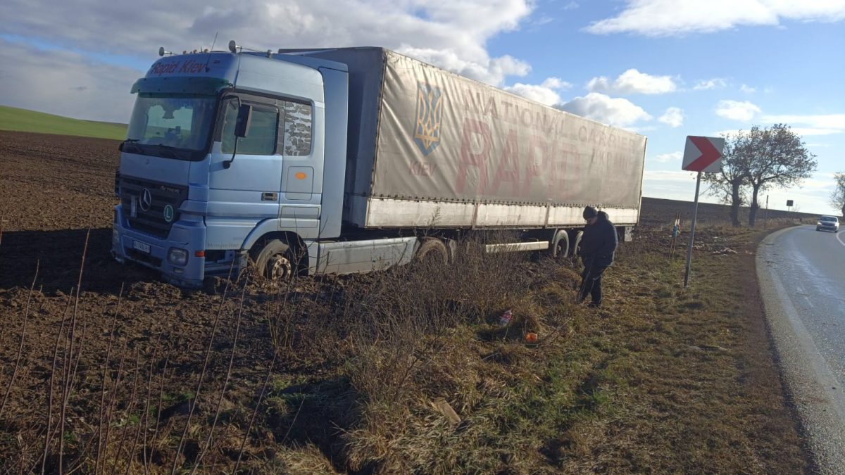 Un camion a rămas împotmolit în comuna Miroslovești, județul Iași