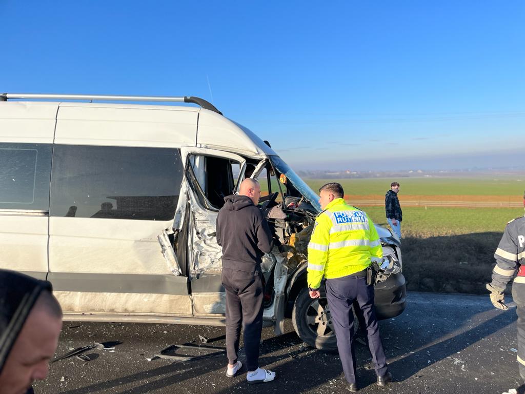 Accident rutier la Pașcani! Un microbuz și un TIR au intrat în coliziune – FOTO