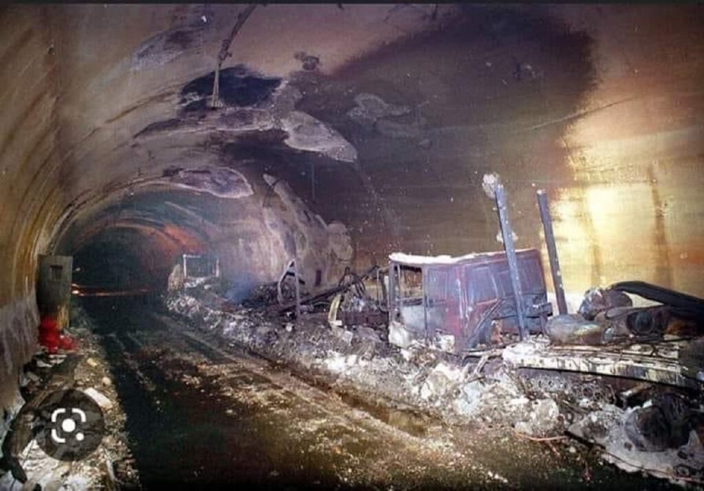 O cisternă cu benzină a provocat un accident cumplit în Afganistan. Sunt cel puțin 19 persoane decedate