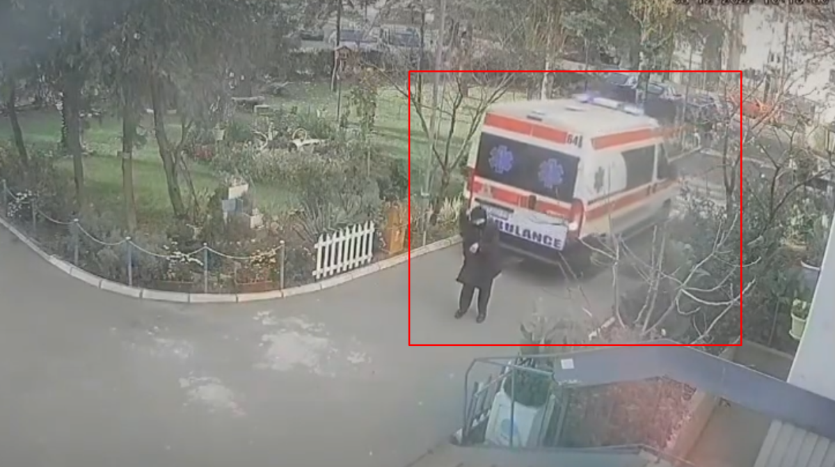 O bătrână, călcată de Ambulanţă. Şoferul execută o manevră de marșarier fără să se asigure. Echipajul medical nici nu observă femeia – VIDEO
