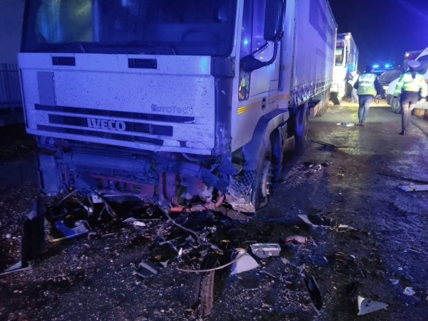 Accident mortal pe DN71! O mașină s-a izbit violent de un TIR – trei victime