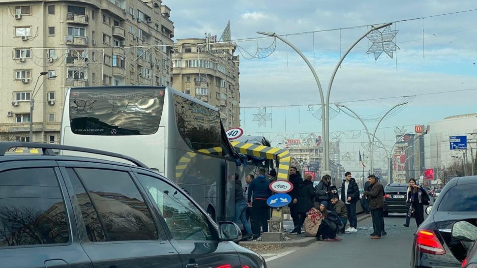 Accident rutier grav în București. Un autocar a intrat în Pasajul Unirii fără să respecte limita de înălțime. Patru persoane sunt grav rănite