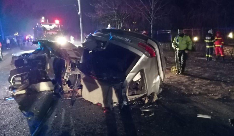 Un tânăr de 19 ani din Hunedoara și-a pierdut viața într-un accident rutier teribil. Autoturismul pe care îl conducea a fost rupt în două