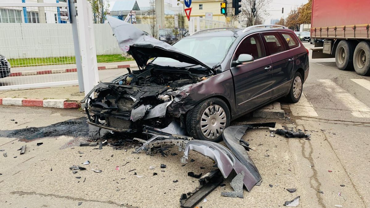 Accident rutier grav pe o stradă din Iaşi. Un Volkswagen a intrat în coliziune cu un TIR – EXCLUSIV, FOTO