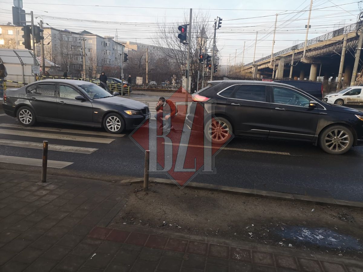Accident rutier în zona pasajului Alexandru cel Bun. Tamponare între un BMW şi un Ford – EXCLUSIV, FOTO