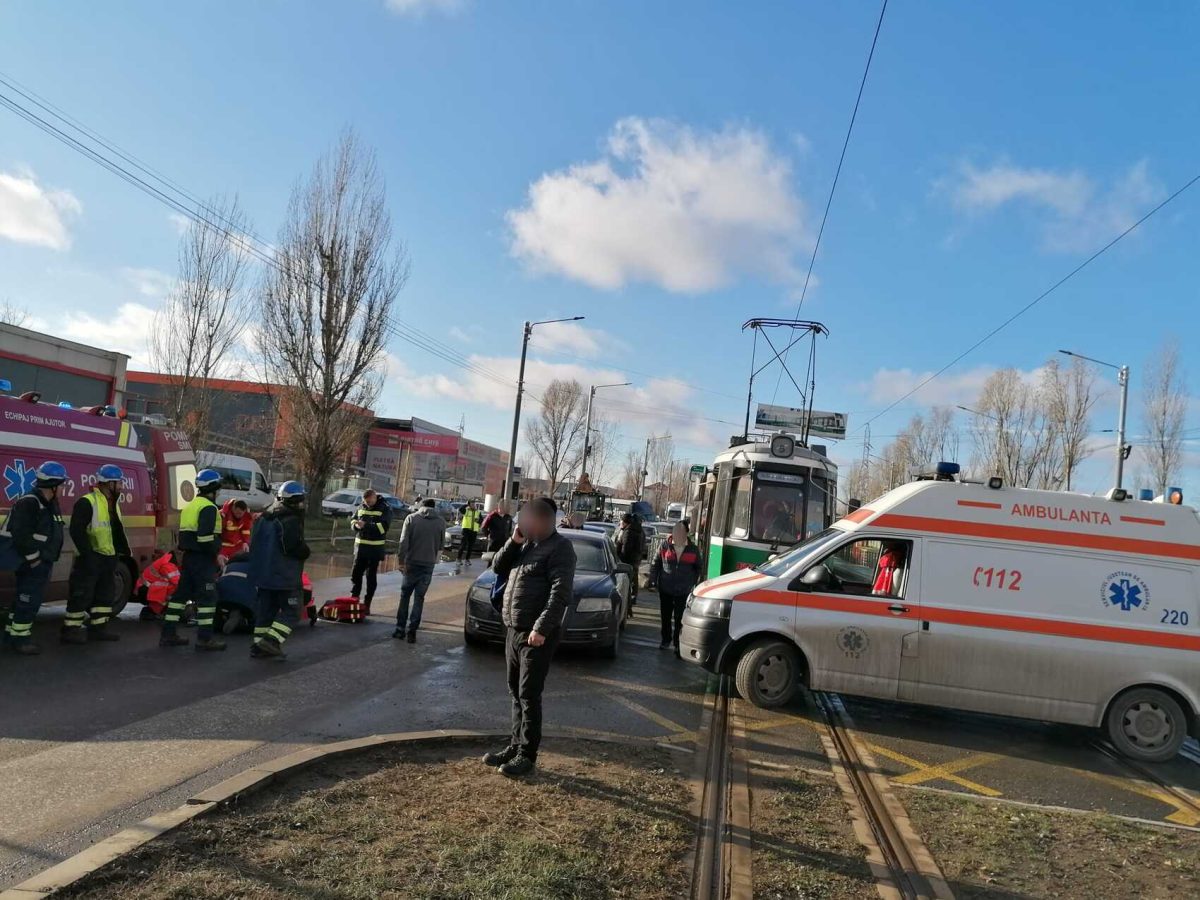 Accident rutier grav în Baza 3. O persoană a fost lovită pe trecerea de pietoni. Circulaţia tramvaielor a fost întreruptă – UPDATE