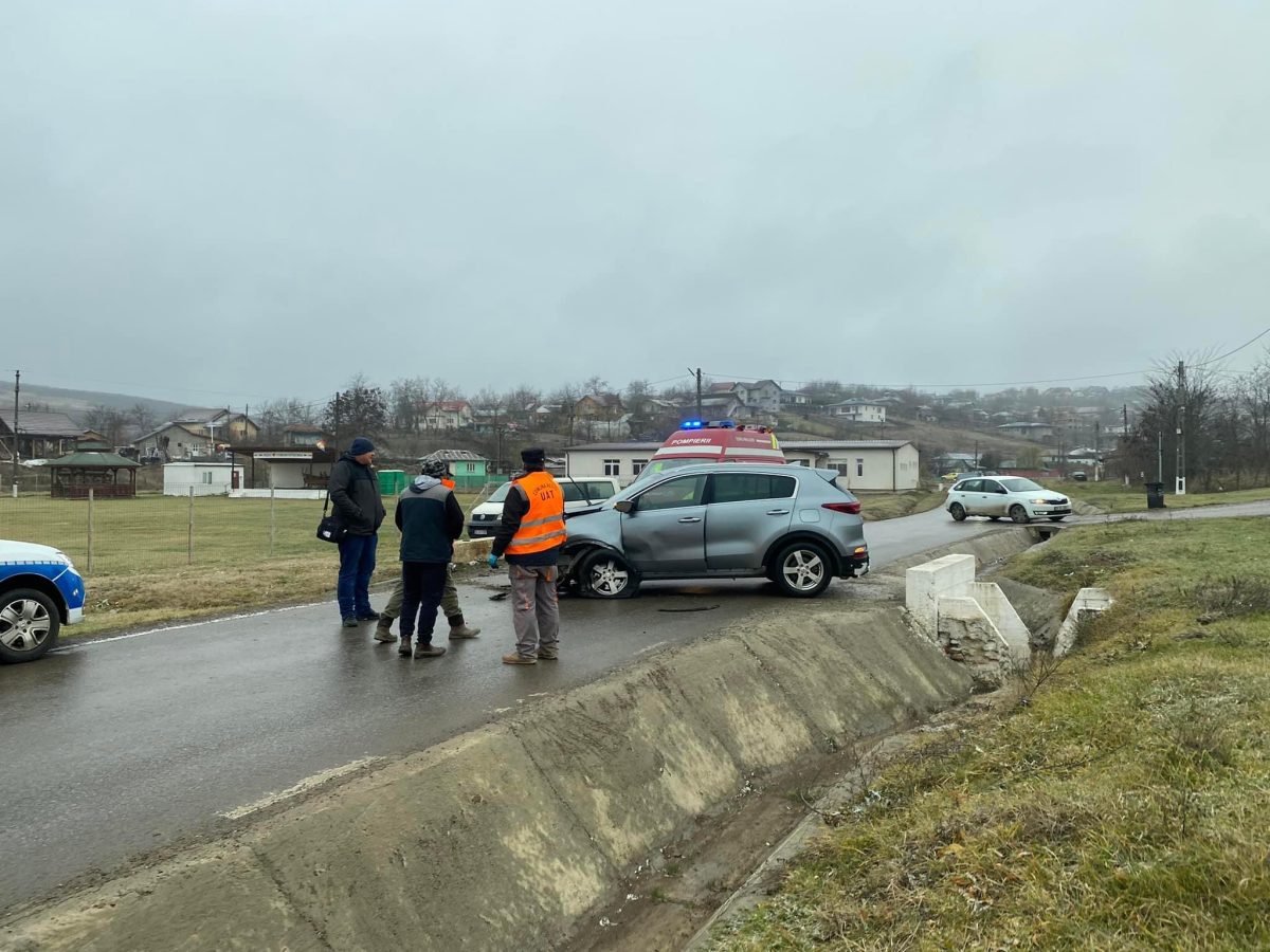 Accident rutier în Rediu. Un şofer a pierdut controlul autoturismului din cauza poleiului – EXCLUSIV, FOTO