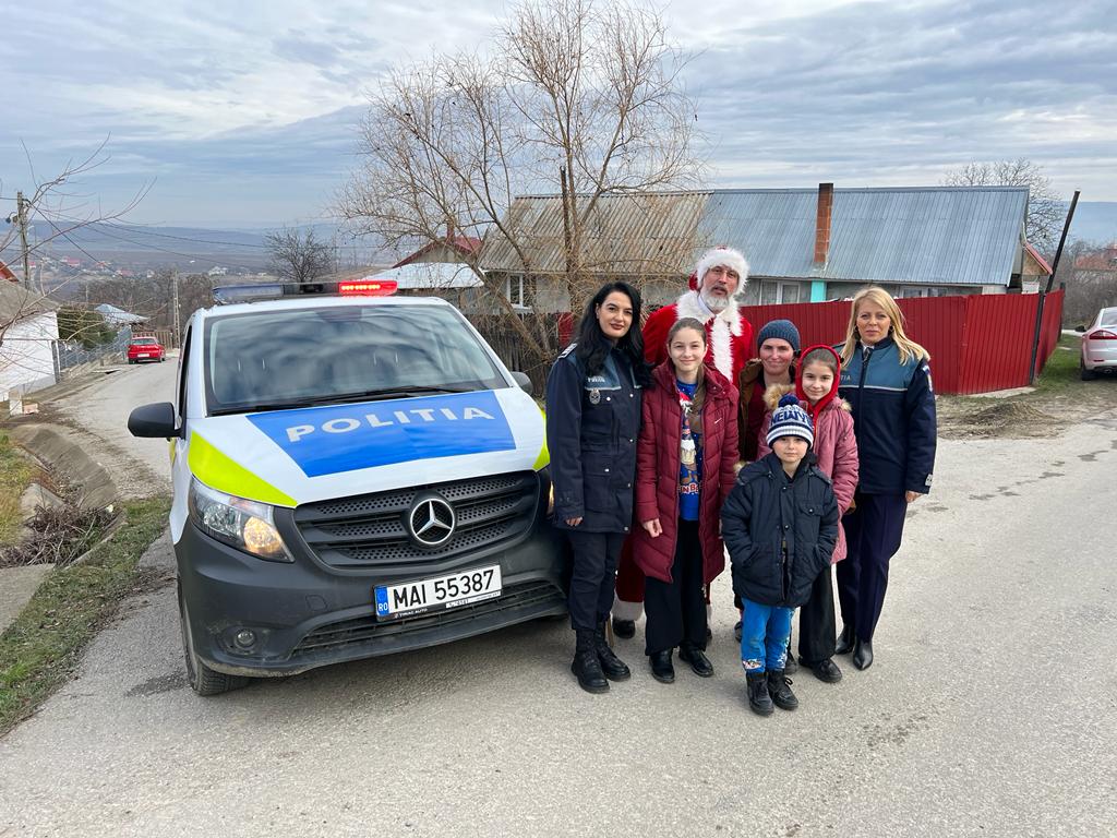 Polițiștii ieșeni au devenit ajutoarele lui Moș Crăciun pentru o zi – FOTO, VIDEO