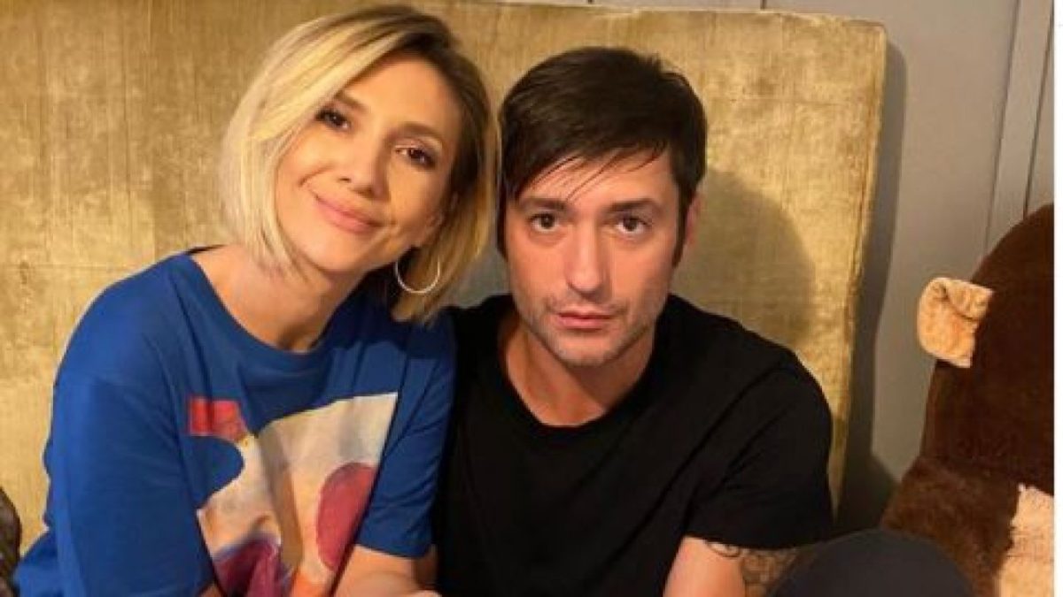 Adela Popescu și Radu Vâlcan sunt despărțiți de aproape trei săptămâni. Vedeta a rămas acasă cu trei copii, iar fanilor nu le-a venit să creadă ce face soțul ei în Thailanda