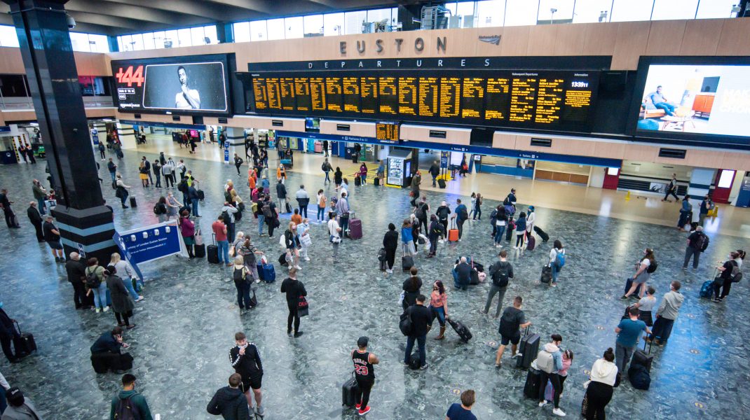 Activitatea pe mai multe aeroporturi din Marea Britanie, perturbată de greva angajaţilor, de Crăciun