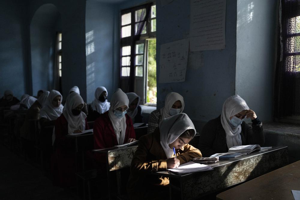 Autoritățile din Afganistan au interzis accesul femeilor în universități. Care sunt motivele enunțate de talibani