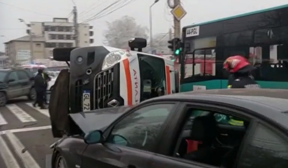 Accident pe o stradă din Galați! O ambulanță care transporta un pacient a fost răsturnată