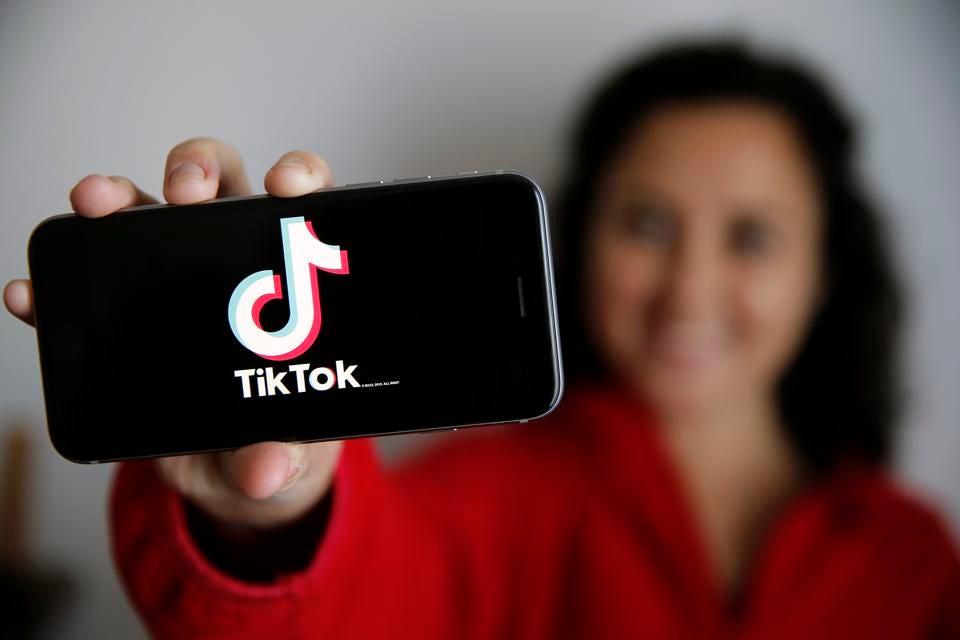 Aplicația chinezească TikTok nu va putea fi descărcată de bugetarii americani pe dispozitivele de serviciu. FBI: „Este un risc de securitate”
