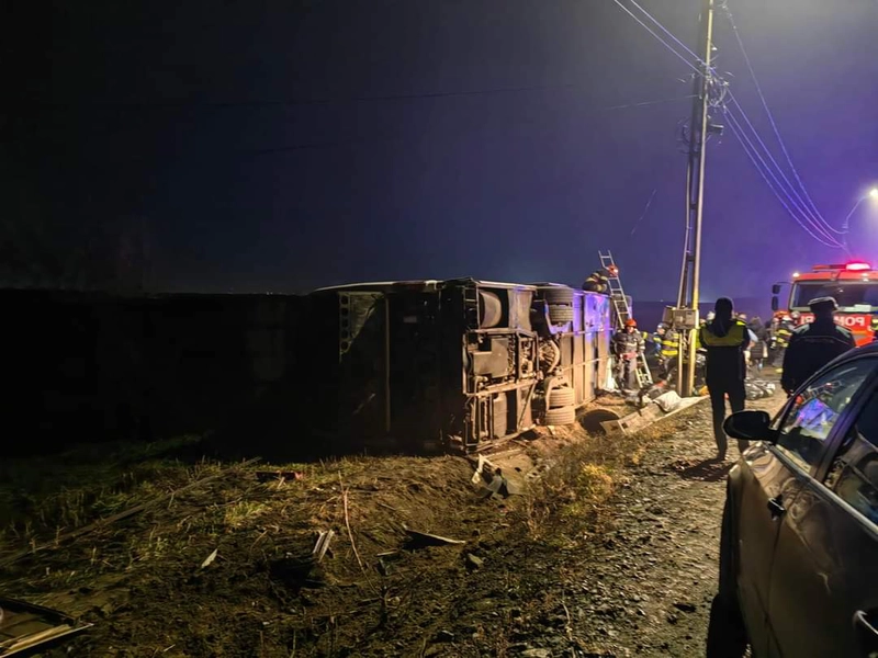 Autocarul care s-a răsturnat la Pașcani nu avea RCA. Firma a fost sancționată de polițiști