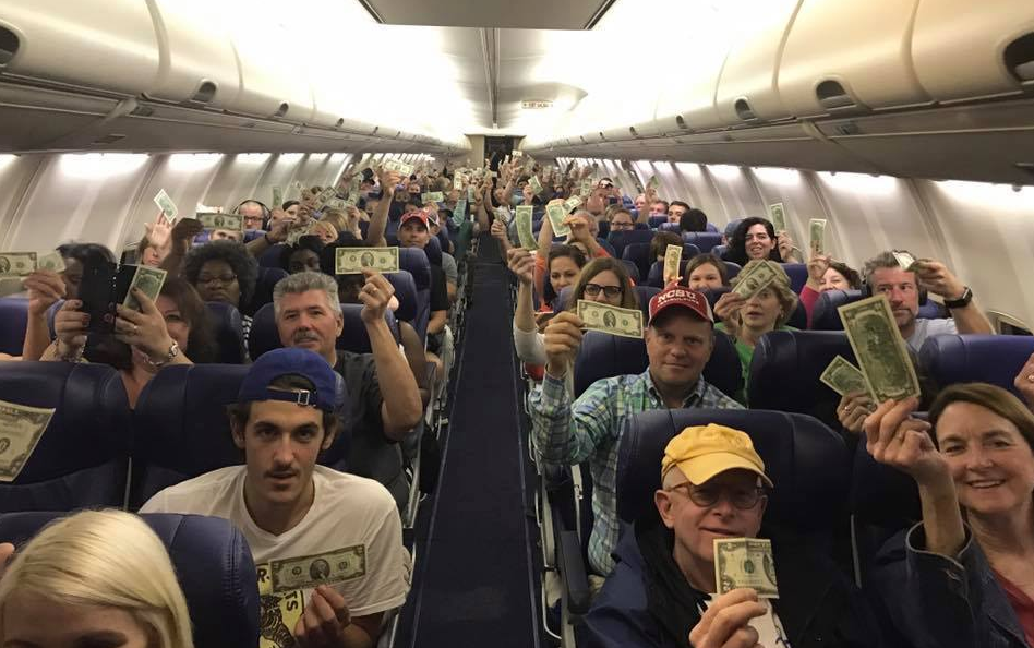 S-a urcat în avion și a dat fiecărui pasager o bancnotă de 2 dolari. Toți au fost afectați când au aflat motivul