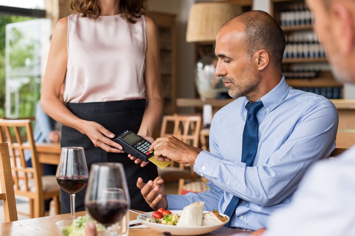Decizie de ultimă oră! Bacșișul urmează să fie impozitat cu 10%