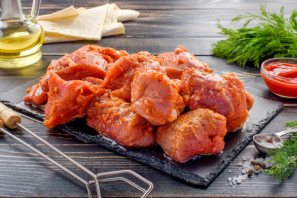 Baiț pentru carnea de porc. O marinată ușoară pe bază de roșii