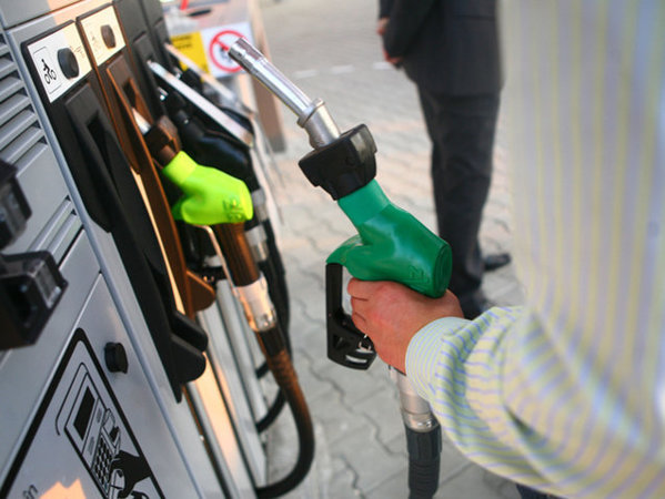 Din 2023, francezii care merg cu maşina la serviciu vor primi bani pentru achiziţia de carburant