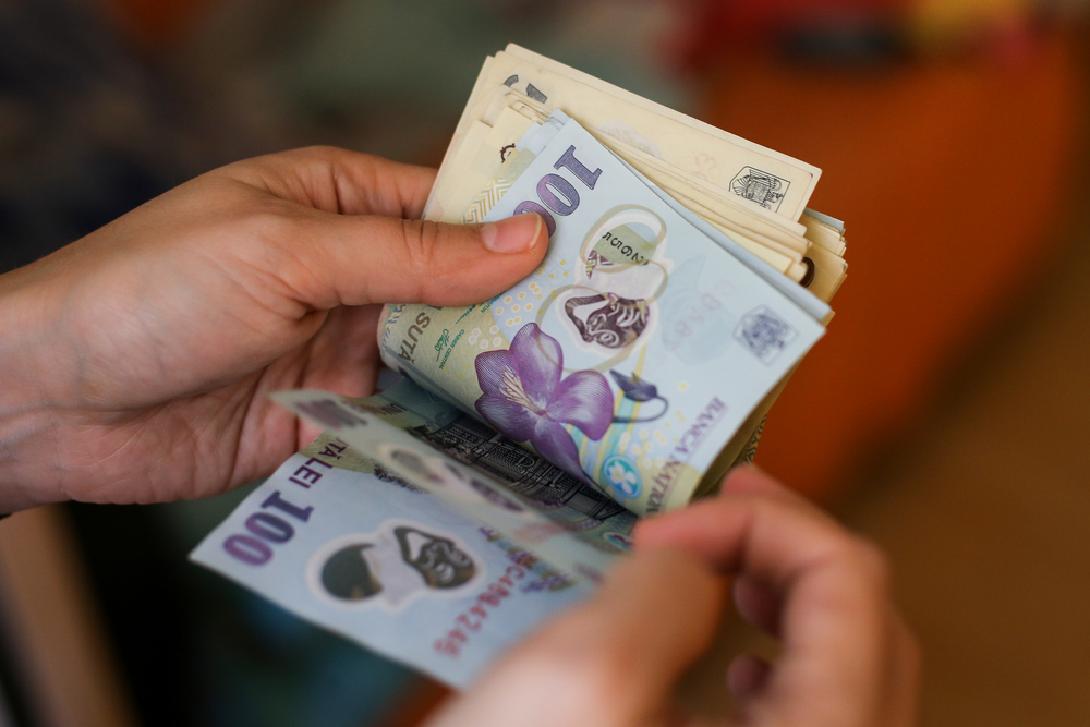 Majorarea salariului minim brut la 3.000 de lei pe lună a fost aprobată de Guvern