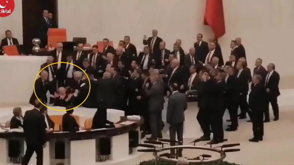 Bătaie în Parlamentul Turciei. Un politician a fost lovit în cap de colegul lui Erdogan – VIDEO