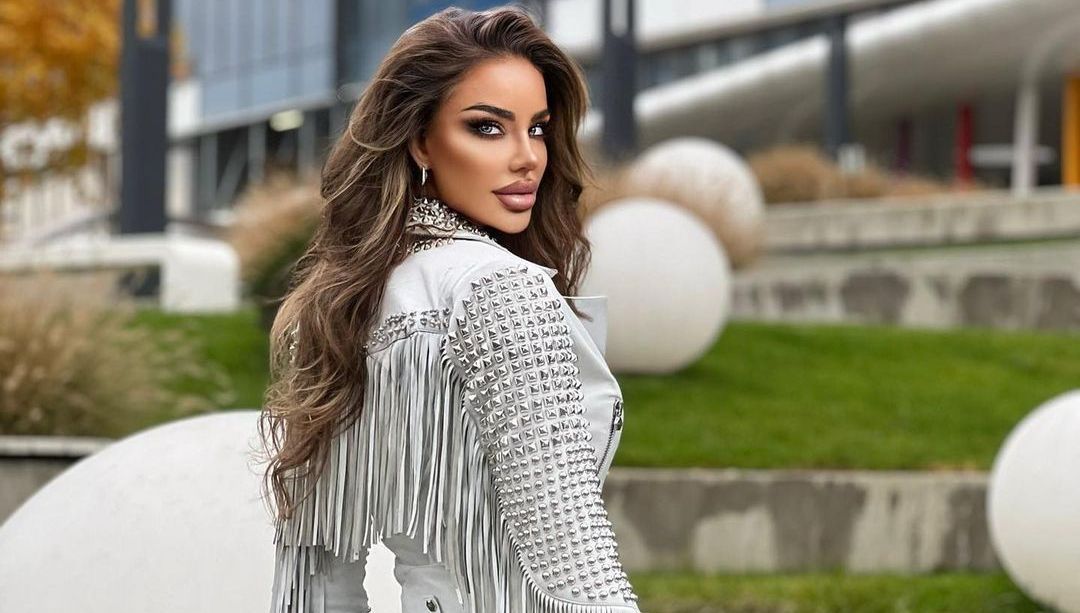 Bianca Drăgușanu, apariție de zile mari la cumpărături. Blondina și-a scos la plimbare posteriorul bombat