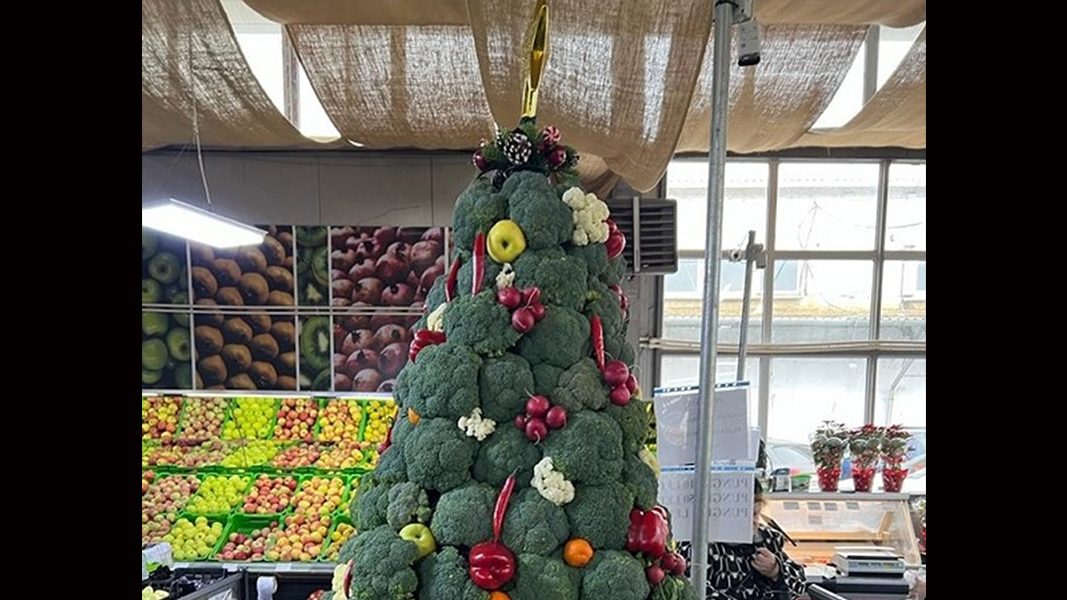 Idee inedită a unui comerciant de fructe şi legume! Un brad din broccoli este vedeta unei pieţe din Ploieşti
