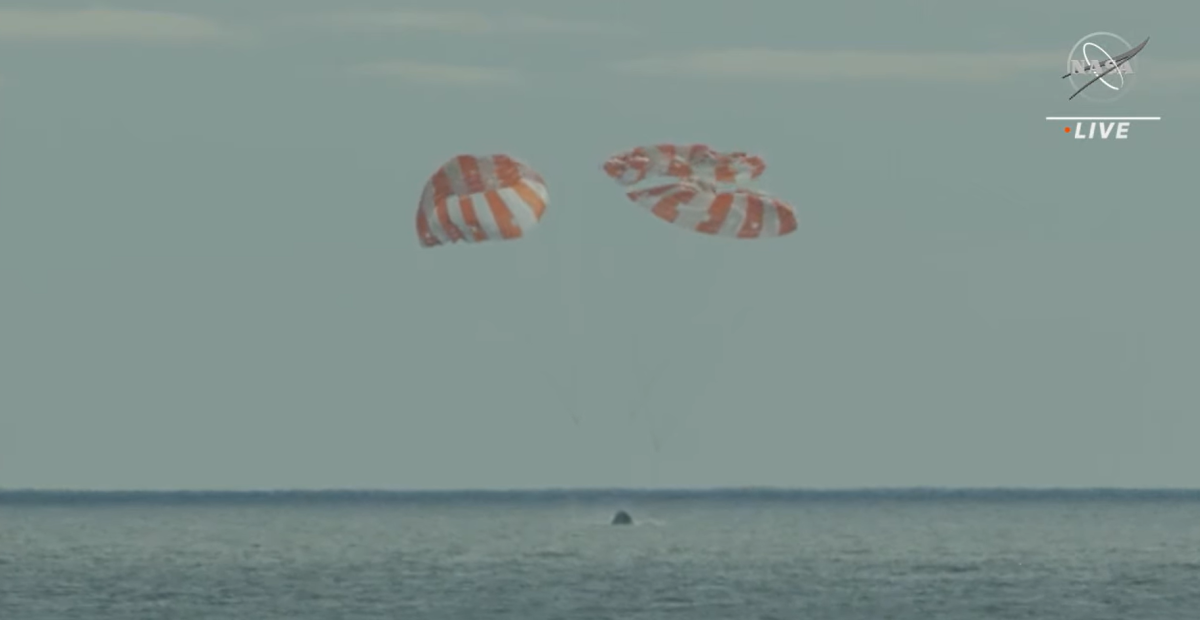 Capsula Orion se întoarce pe Terra după ce a survolat Luna de la mică distanță