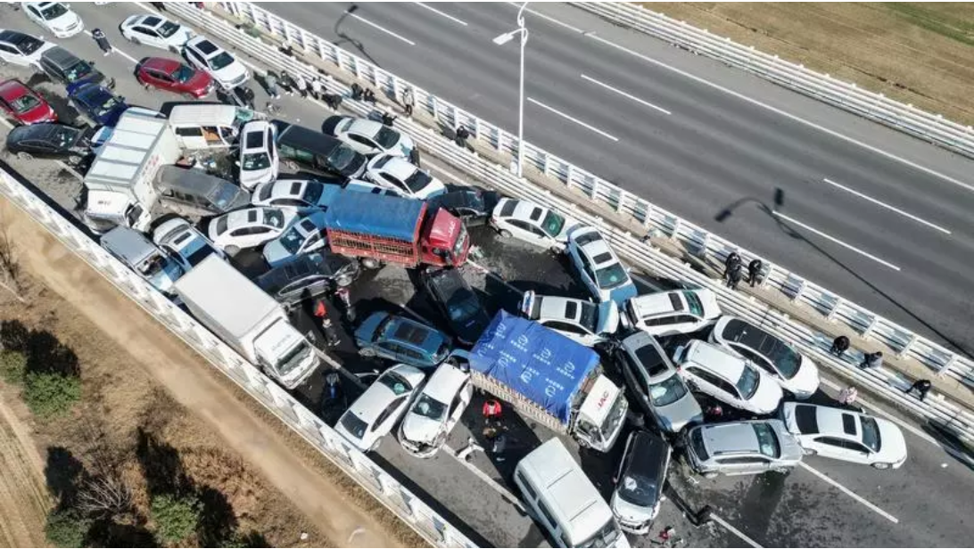 Peste 200 de autoturisme au fost implicate într-o coliziune în lanţ produsă pe un pod în China
