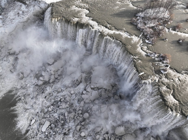 Cascada Niagara a înghețat parțial din cauza temperaturilor extrem de scăzute din Canada și Statele Unite. Au fost surprinse imagini spectaculoase – FOTO