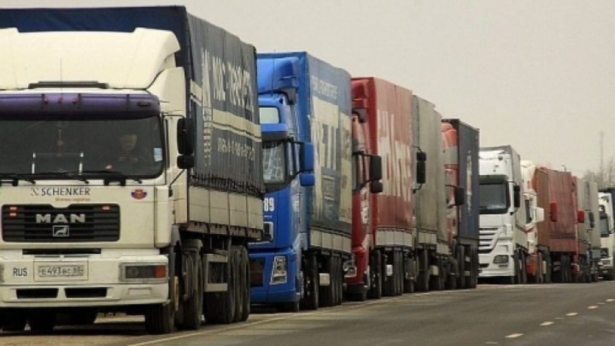 Coloana de 500 de TIR-uri la Punctul de Frontieră Siret. Se întinde pe mai mult de 25 de kilometri