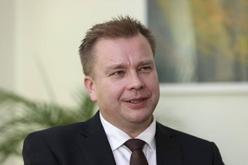 În plin proces de aderare la NATO, ministrul Apărării finlandez pleacă pentru două luni în concediu paternal