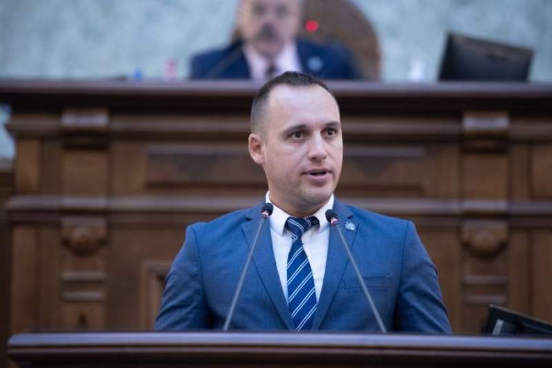 Un senator USR Iași propune ca poliţiştii să fie dotaţi cu pistoale cu electroşocuri