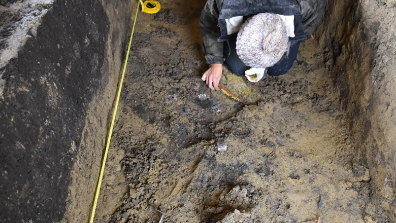 Descoperire arheologică de excepţie! Pe şantierul autostrăzii A7 a fost găsit un mormânt al unui războinic datat în epoca migranţilor