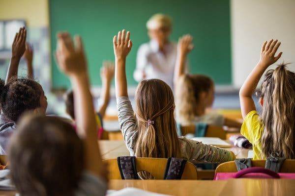 Propuneri controversate la Ministerul Educaţiei: elevii să fie scoşi în faţa clasei şi certaţi de profesori dacă nu respectă legile. Uniforma școlară, în atenţia ministrului