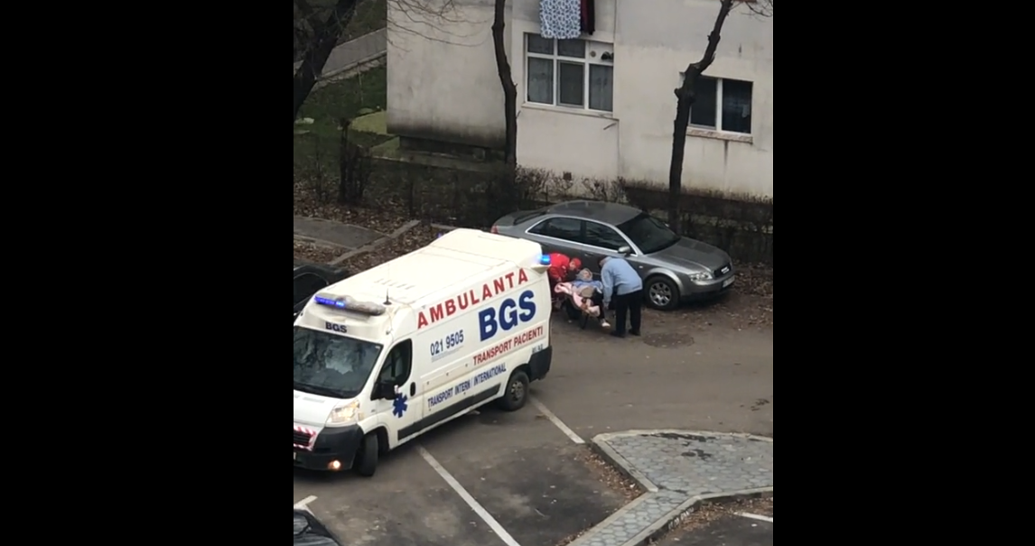 Servicii medicale private ce lasă de dorit la Iaşi. O femeie luată cu roaba pentru a fi dusă la ambulanţă – VIDEO
