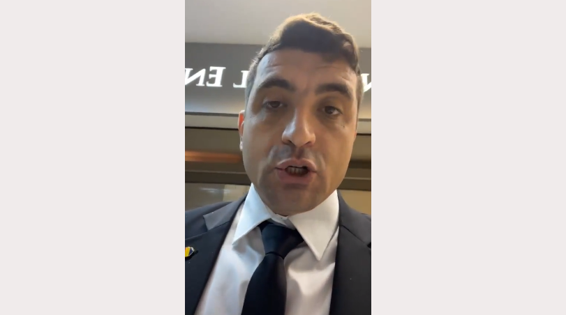 Zeci de jandarmi mobilizaţi în faţa Ministerului Energiei pentru a-l scoate afară pe George Simion. Liderul AUR voia doar să fie prezent la conferința de presă a lui Virgil Popescu – VIDEO
