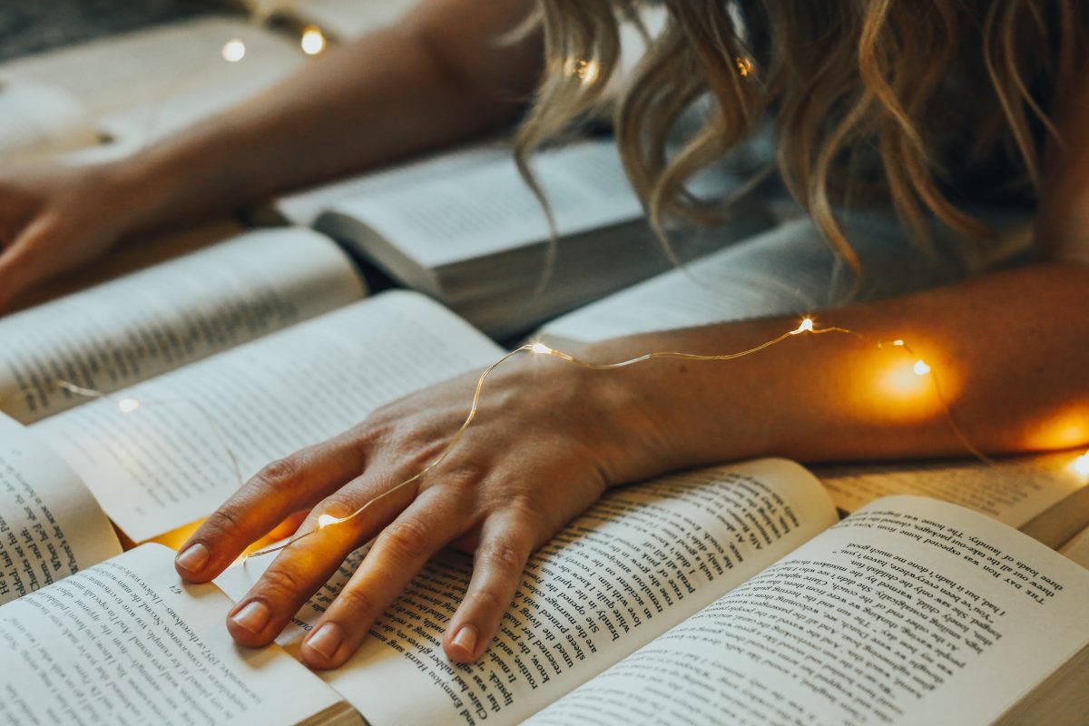 Fete strălucitoare: cartea fenomen este disponibilă și la BOOKZONE