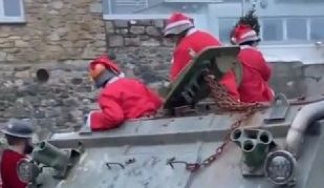 O hoardă de Moș Crăciuni beți, călare pe un tanc, produc haos într-un sat din Anglia