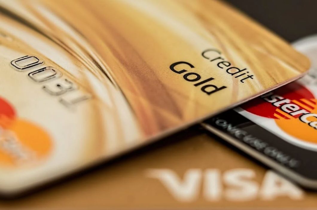Card de debit sau card de credit – avantaje și dezavantaje la cumpărături online și offline