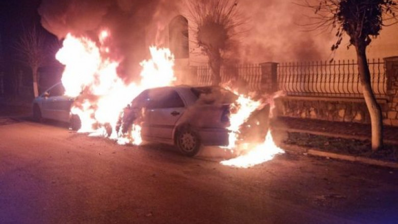 Pe fondul unor tensiuni în familie, un tânăr din Rădăuți dat foc mașinilor bunicii sale