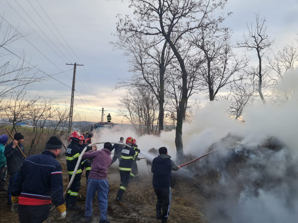 Incendiu în județul Iași. Un depozit de furaje din comuna Gropnița a luat foc – FOTO, VIDEO