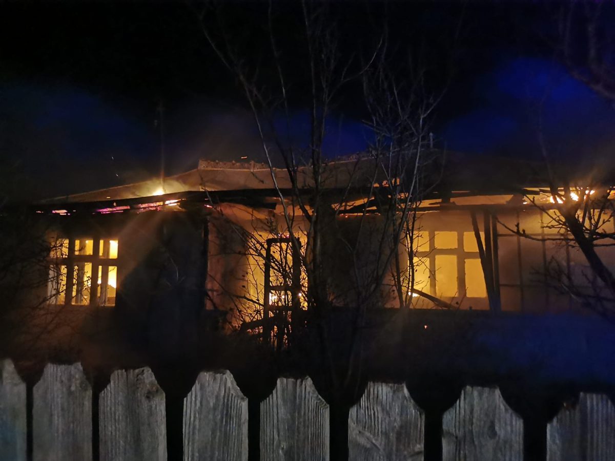 Incendiu la o casă în judeţul Iaşi. Un bărbat în vârstă de 83 de ani a decedat – FOTO