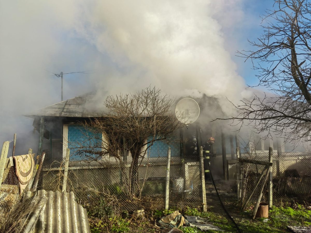 Incendiu la o casă din comuna Balş. Pompierii ieşeni intervin la faţa locului – UPDATE