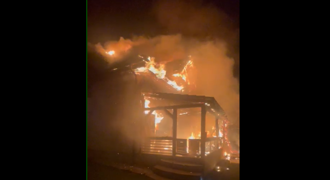 Incendiu puternic în municipiul Iaşi. Pompierii au intervenit de urgenţă, după ce o casă ardea ca o torţă – VIDEO