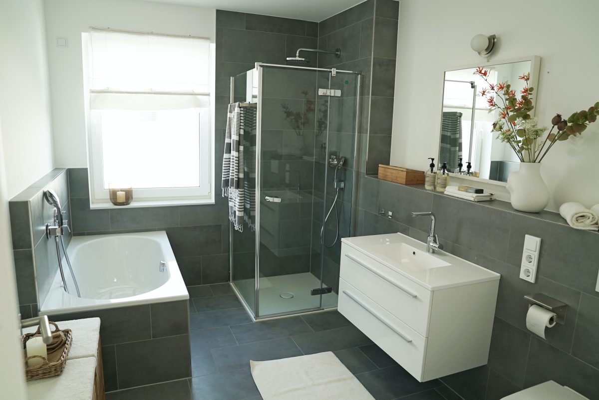 Cabină de duș sau cadă? Care sunt recomandările specialiștilor în designul interior?