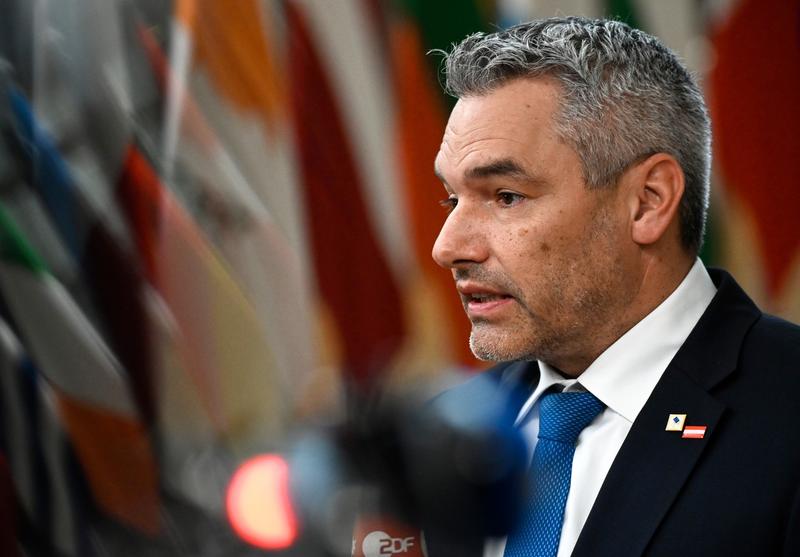 Karl Nehammer, cancelarul Austriei, asaltat de mesajele românilor după ce acesta a votat împotriva aderării României la Schengen