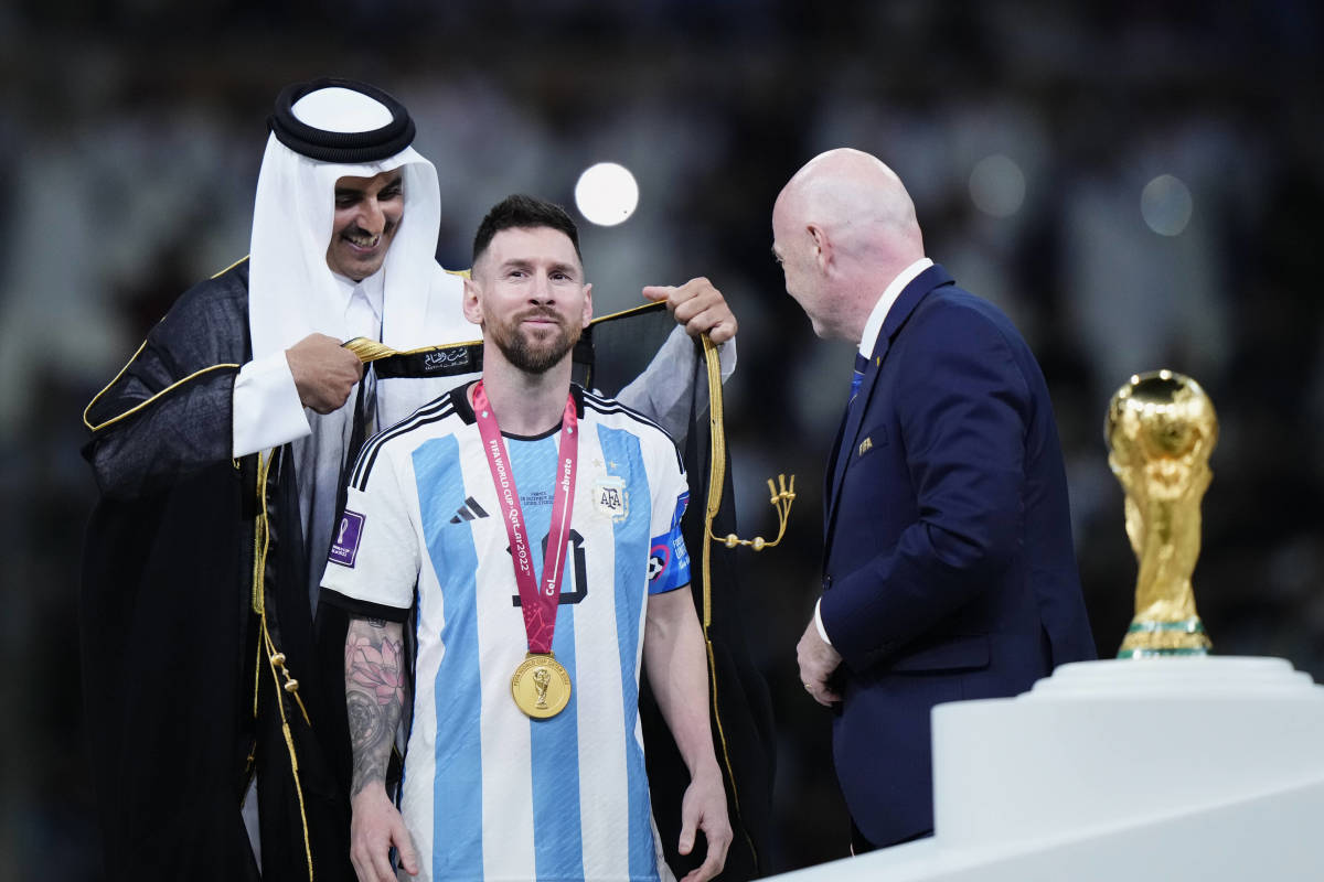Lionel Messi, îmbrăcat cu o mantie în momentul decernării marelui trofeu. Ce semnifică Bisht