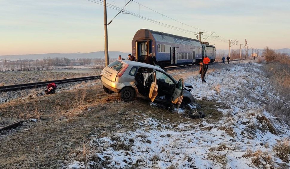 Accident feroviar la limită în Neamț: Mamă și copil, salvați de șoferi după ce autoturismul lor a fost lovit de tren